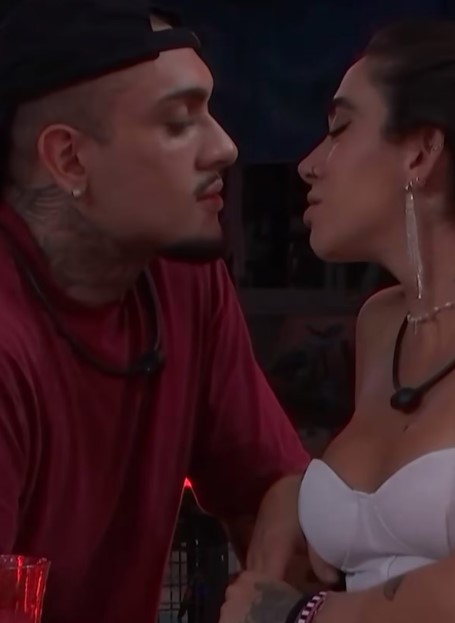 Bin Laden e Giovanna em clima de romance no BBB