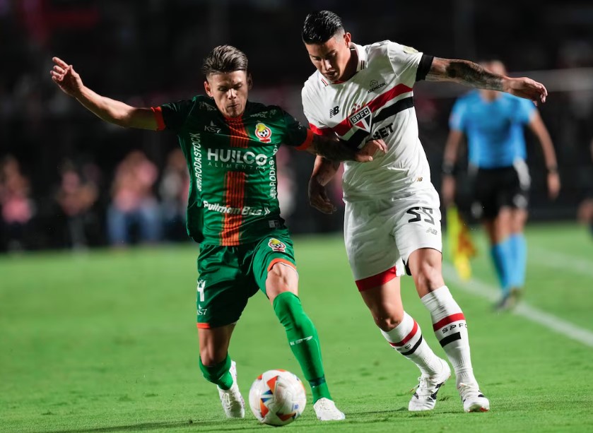 James Rodríguez em ação pelo São Paulo contra o Cobresal