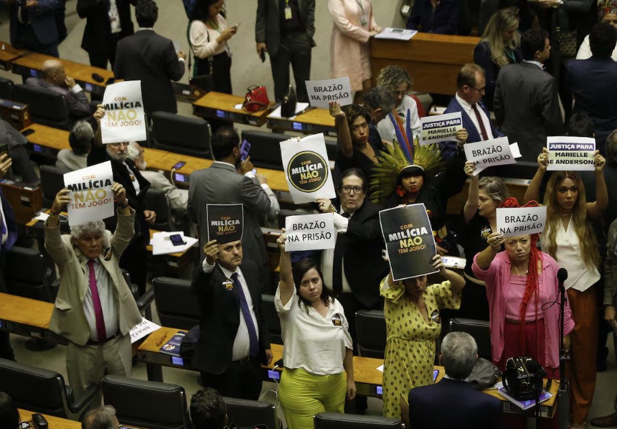 Governo e oposição competiram para virar votos de deputados ao longo desta quarta-feira, 10.