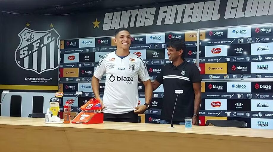 Rodrigo Ferreira é apresentado pelo Santos ao lado do ex-jogador Índio