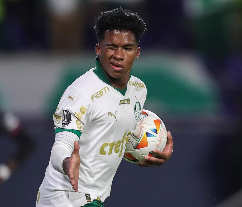 Endrick comemora o primeiro gol do Palmeiras na altitude de Quito.