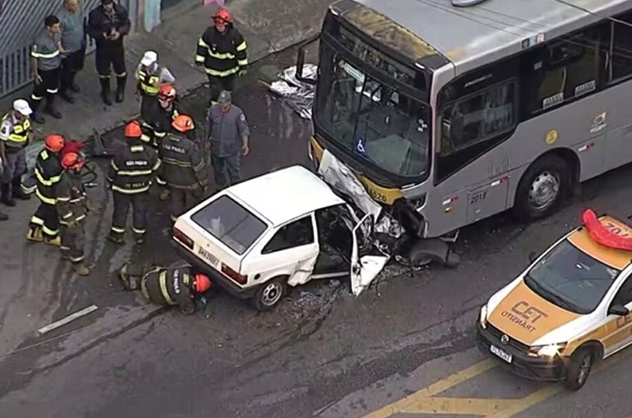 Acidente entre ônibus e carro deixa três mortos na zona leste de São Paulo.