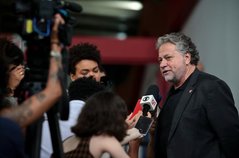 Gestão de Júlio Casares terminou 2023 em déficit, apesar de aumento na arrecadação.