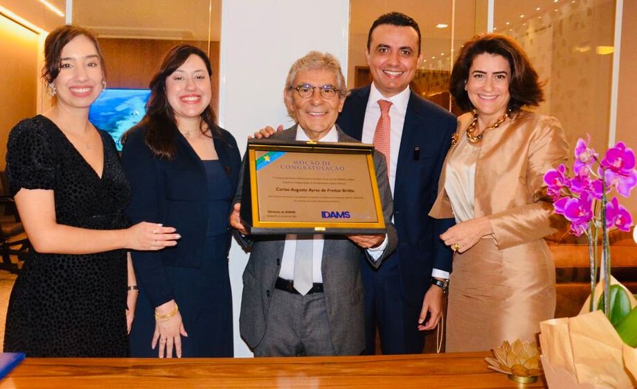 Dra. Nara Ayres Britto, Dra. Adriele Ayres Britto, Ministro aposentado Ayres Britto, Dr. João Paulo Lacerda e Dra. Ketlin Feitosa Scartezini durante evento em Brasília.