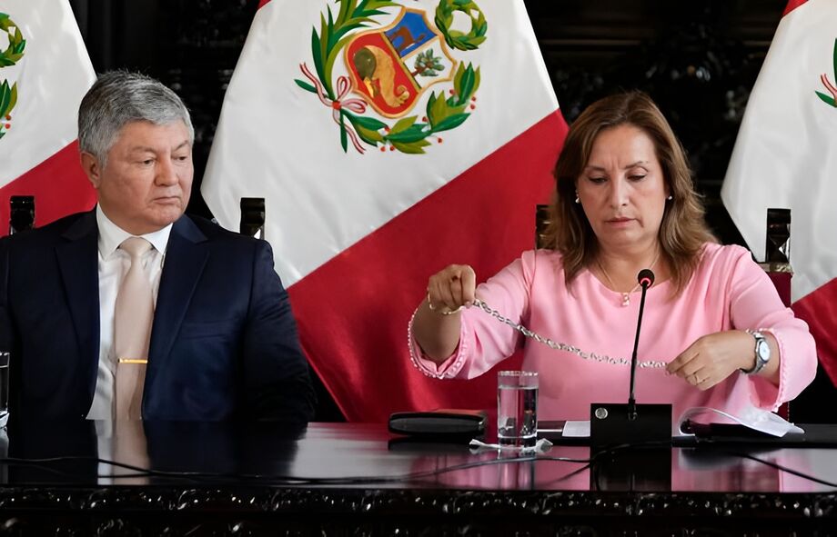 A presidente peruana Dina Boluarte ao lado de seu advogado Mateo Castaneda durante entrevista coletiva em Lima, no Peru. Ela é alvo de uma investigação por ter recebido ilegalmente dinheiro, relógios de luxo e joias