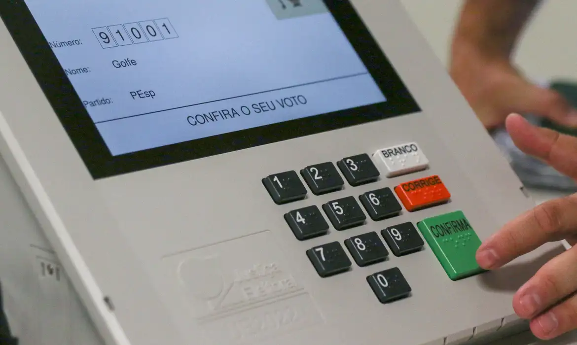 A irregularidade do documento também impede eleitores de se inscrever em concursos e tomar posse em funções públicas.