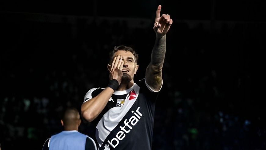 Vegetti ampliou o placar para o Vasco aos dez minutos da segunda etapa com um belo gol após assistência de Payet.