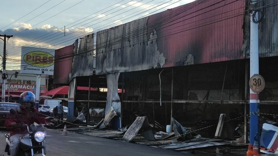 Deposito do supermercado ficou destruido