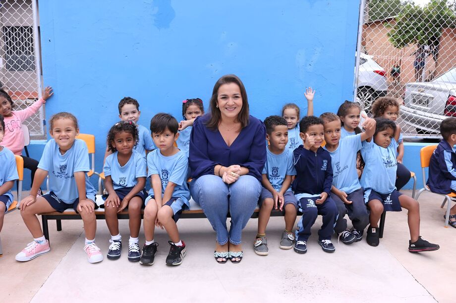 Investimentos em Educação A prefeita Adriane implementou um pacote de investimentos na educação básica, incluindo reformas nas 205 escolas, contratação de professores, pagamento do piso salarial e promoção do magistério.