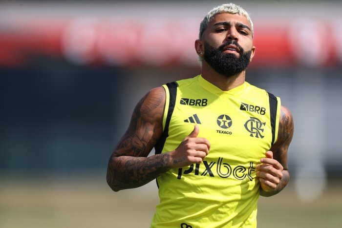 Após polêmica, Gabigol volta a treinar no Flamengo e usa a camisa número 99