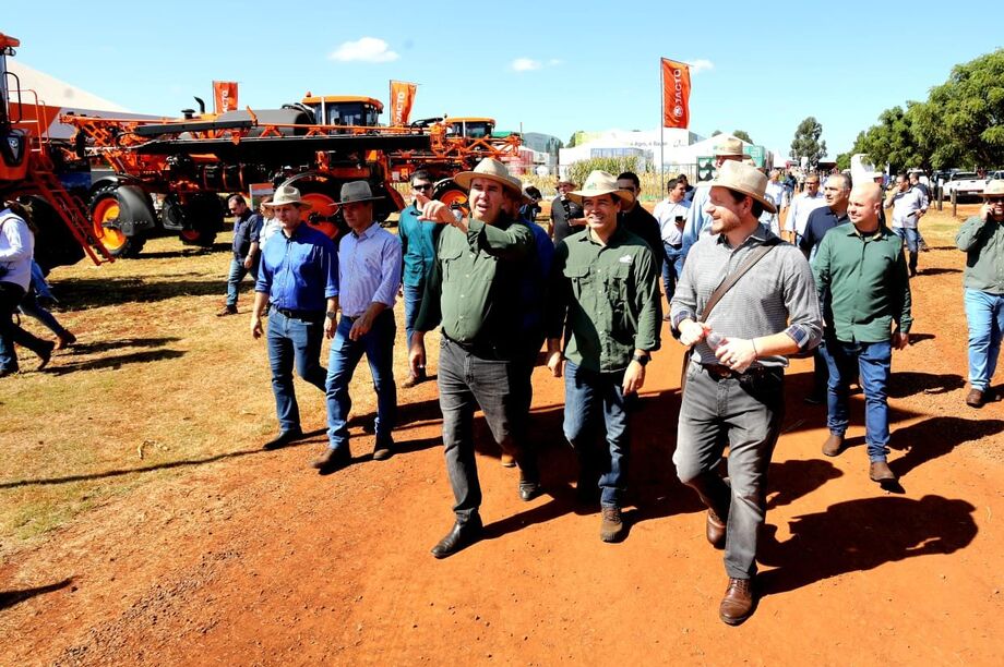 O governador Eduardo Riedel passeia pela feira