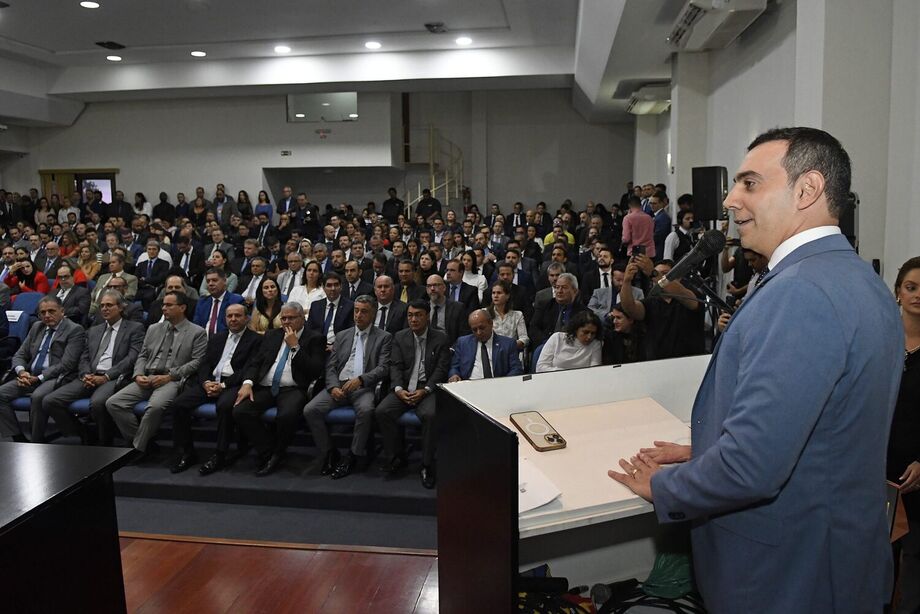 Roberto Gurgel, em seu discurso de despedida, compartilhou momentos pessoais de sua carreira e agradeceu pela oportunidade de servir ao estado, destacando o caráter pessoal e emocional da cerimônia.