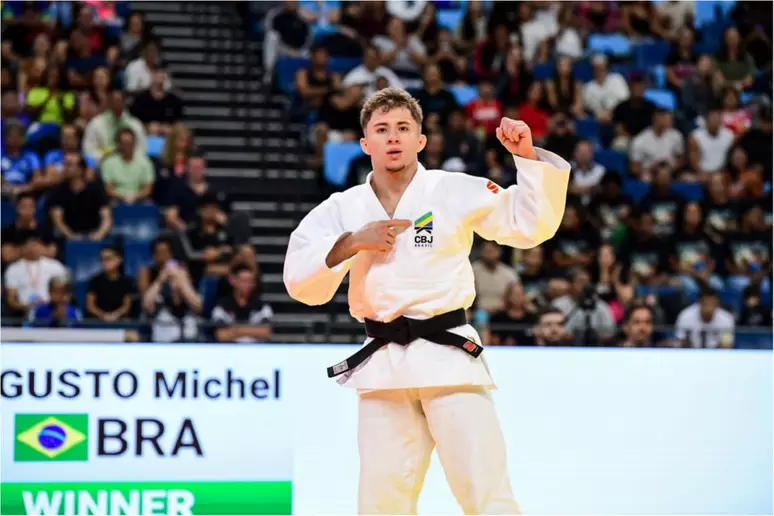 Michel Augusto vai bem no Mundial e confirma vaga olímpica para o Brasil no peso ligeiro masculino