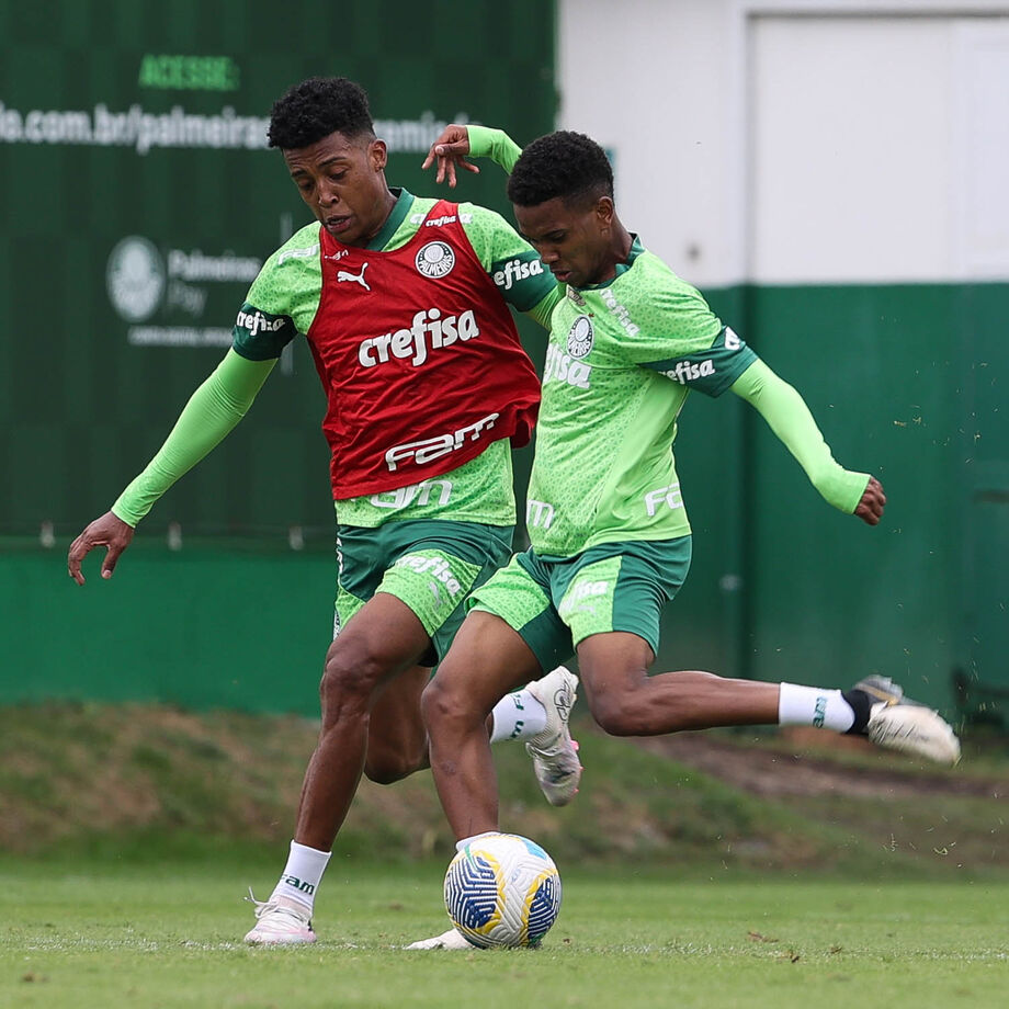 Os jogadores Vanderlan e Estêvão (à direita) durante treinamento na Academia de Futebol
