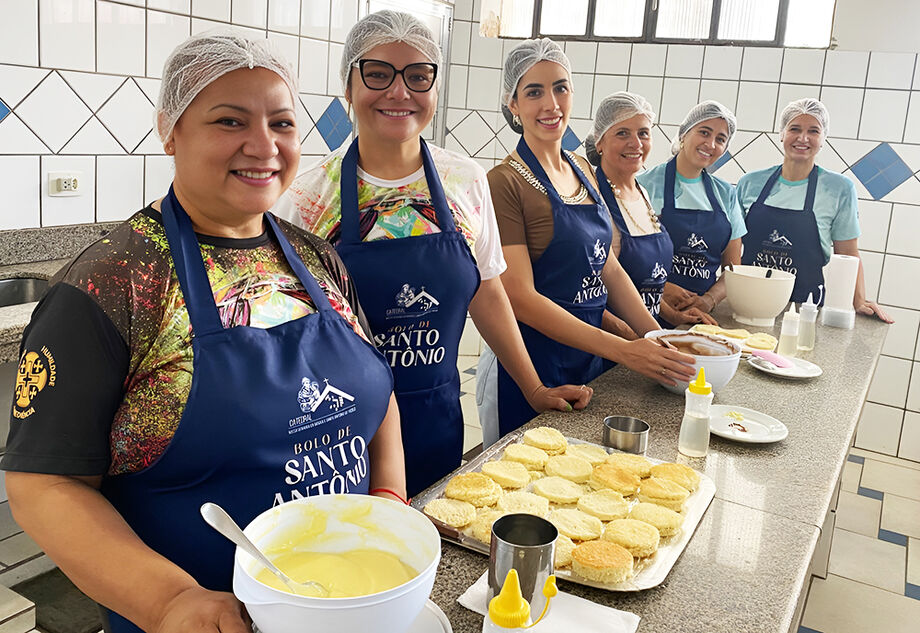 Voluntárias fazem primeiro teste do bolo de Santo Antônio