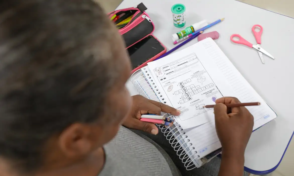 Segundo o IBGE, observa-se uma tendência de aumento da taxa de alfabetização das pessoas de 15 anos ou mais ao longo dos censos