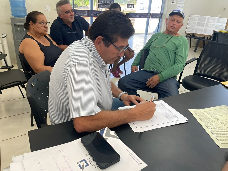 Prefeito Toninho da Cofapi assinou o contrato hoje