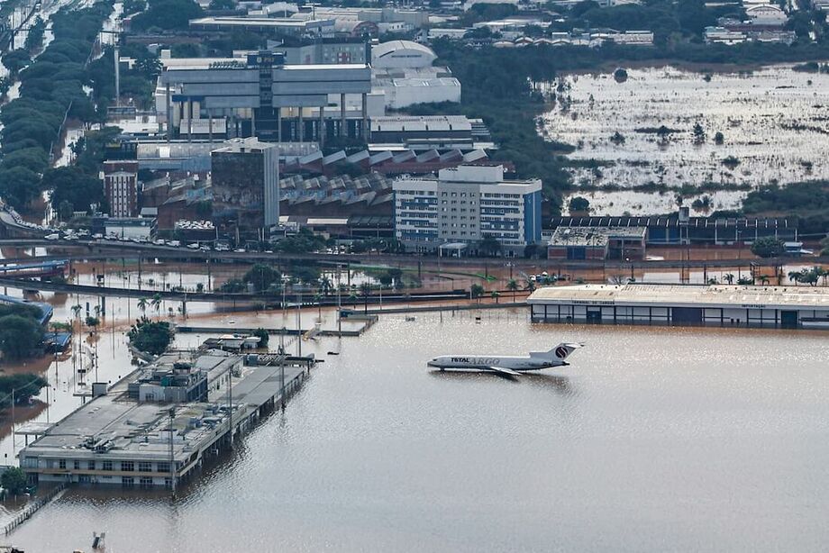 Com o fechamento do Aeroporto Salgado Filho, em Porto Alegre, o Aeroporto de Passo Fundo tornou-se uma ligação aérea importante, especialmente para São Paulo.