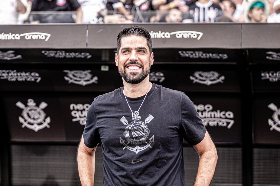 António Oliveira deve ter volta de Paulinho ao meio-campo do Corinthians diante do América-RN