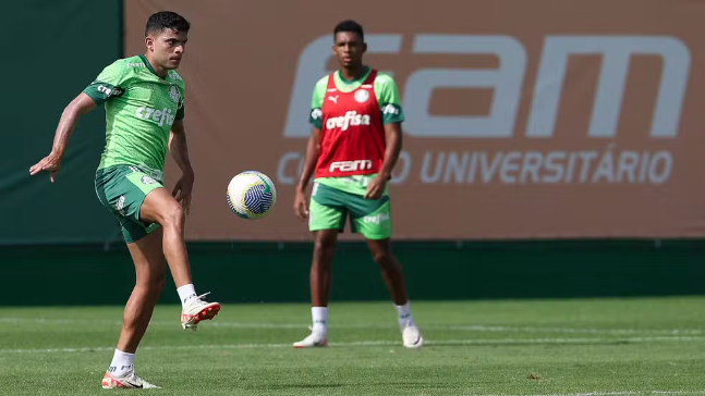 Bruno Rodrigues domina durante treino do Palmeiras na Academia de Futebol
