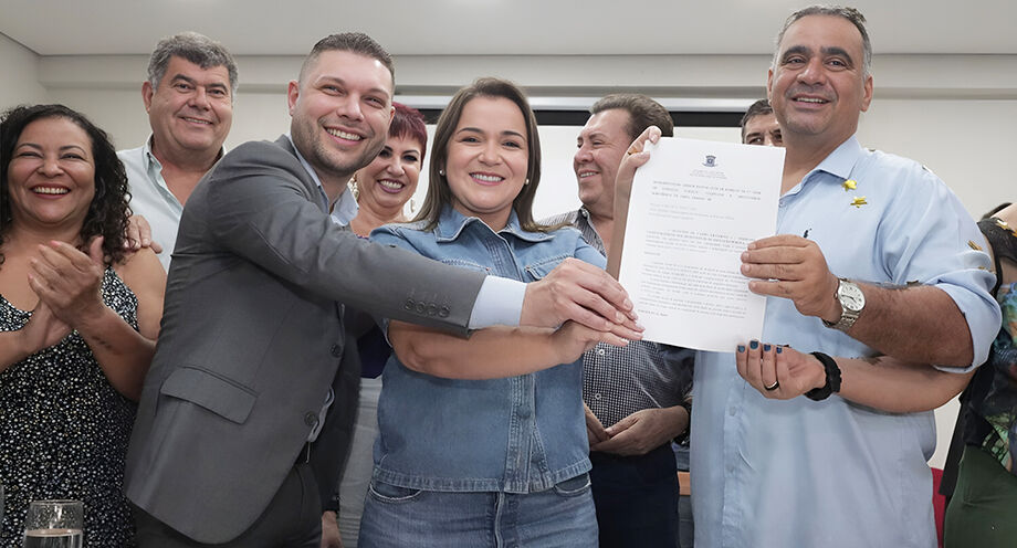 A prefeita Adriane (PP) e o presidente do Sindicato Campo-Grandense dos Profissionais da Educação Pública (ACP/MS) Gilvano Bronzoni assinaram o termo de acordo que após seis anos sem avanços