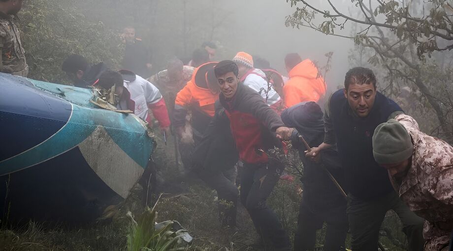 Foto fornecida pela agência Moj mostra membros da equipe de resgate no local da queda de helicóptero