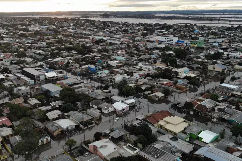 Vista aérea mostra ruas ainda alagadas no bairro Mathias Velho, na cidade de Canoas, na região metropolitana de Porto Alegre.