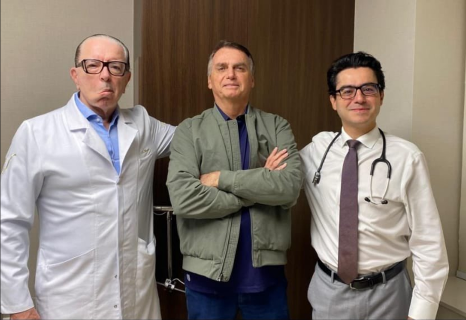 Durante a internação, Bolsonaro continuou ativo nas redes sociais.