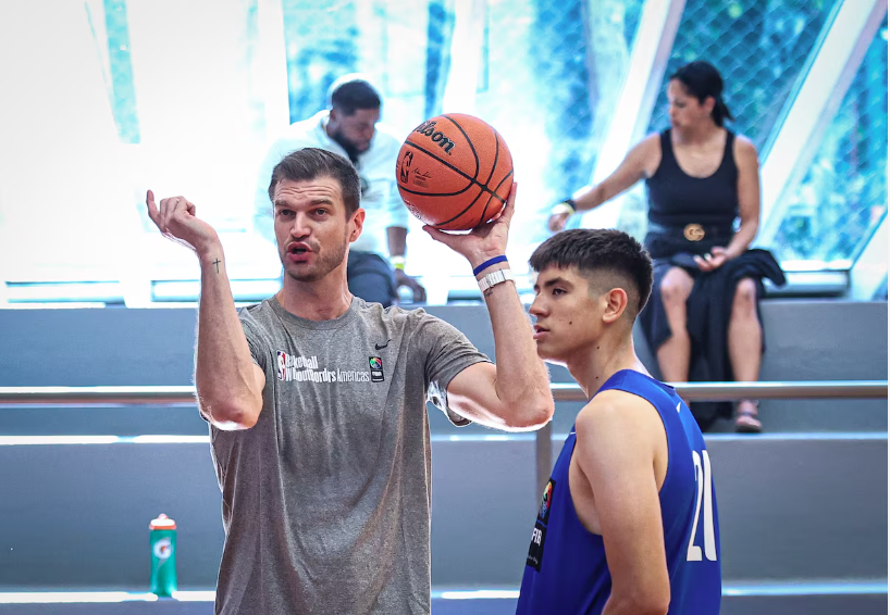 Tiago Splitter participou de camp com jovens talentos do basquete em São Paulo.