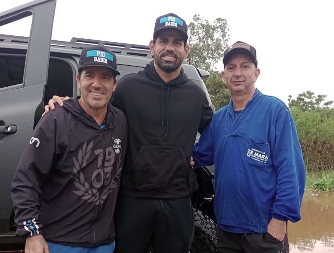 Diego Costa usa jet ski para resgatar vítimas das enchentes no Rio Grande do Sul