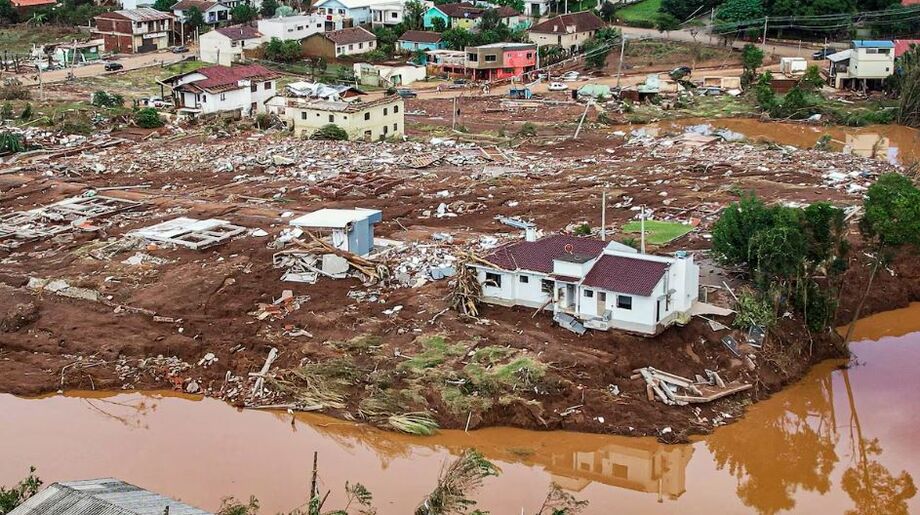 Casas destruídas pela enchente em Roca Sales, no Rio Grande do Sul