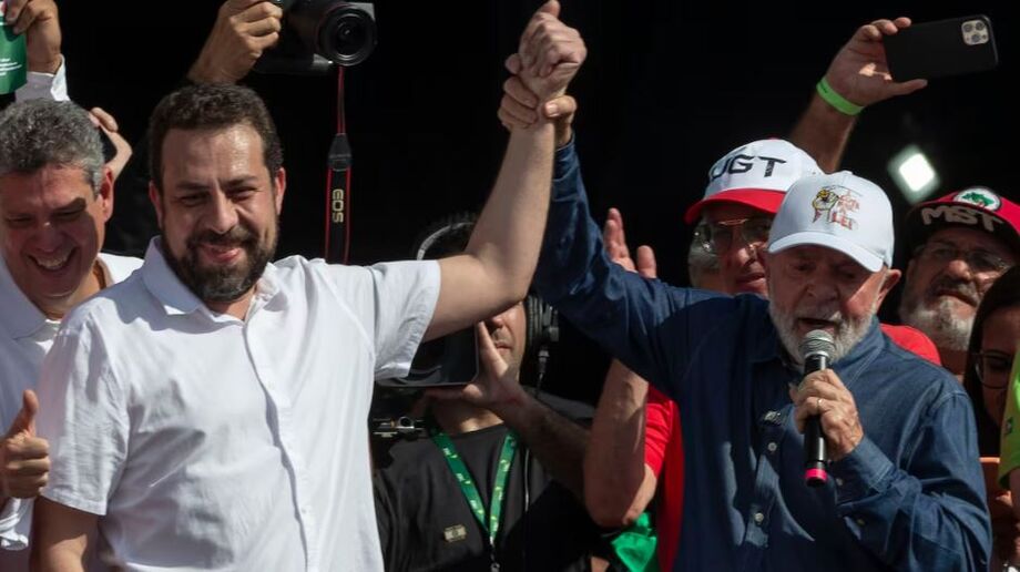 Guilherme Boulos, pré-candidato à Prefeitura pelo PSOL, ao lado de Lula, no evento do 1º de Maio