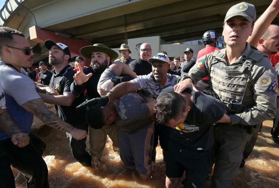 Policiais gaúchos detém suspeitos de praticar saques, durante a enchente no Estado: reforço da Força Nacional vai ajudar no policiamento