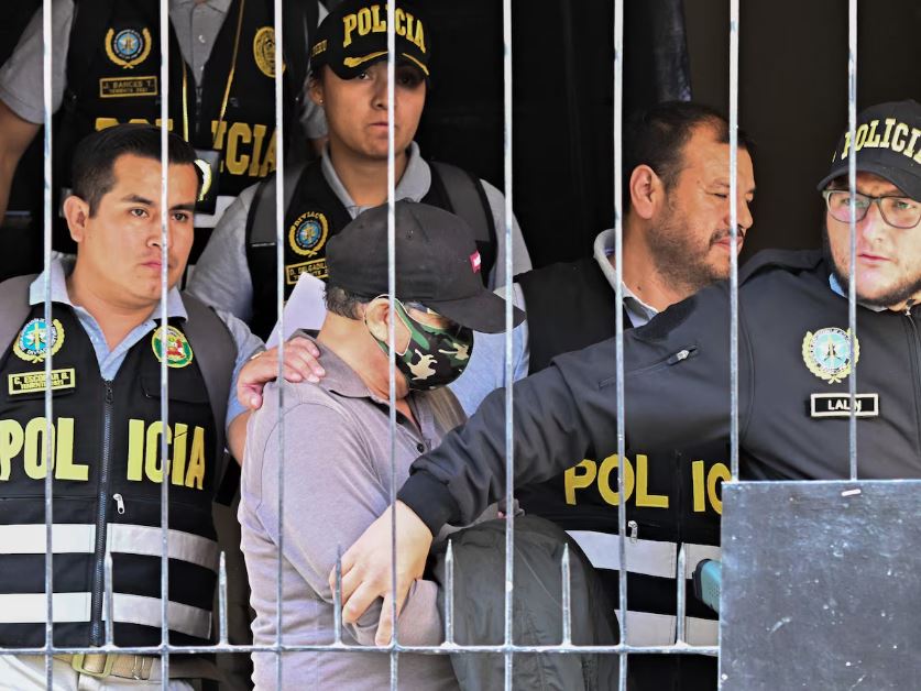 Nicanor Boluarte (no centro da imagem) foi preso em seu apartamento em Lima, acusado por corrupção