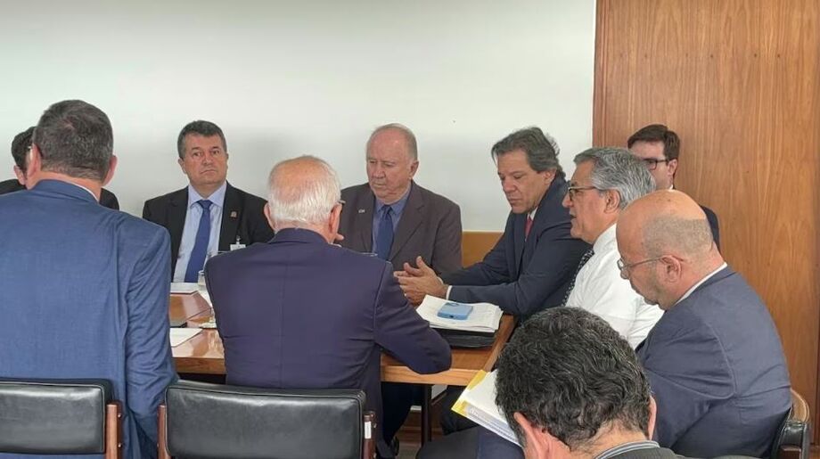 Os ministros Fernando Haddad e Alexandre Padilha em reunião com prefeitos e representantes da CNM (Confederação Nacional dos Municípios), nesta segunda (13)