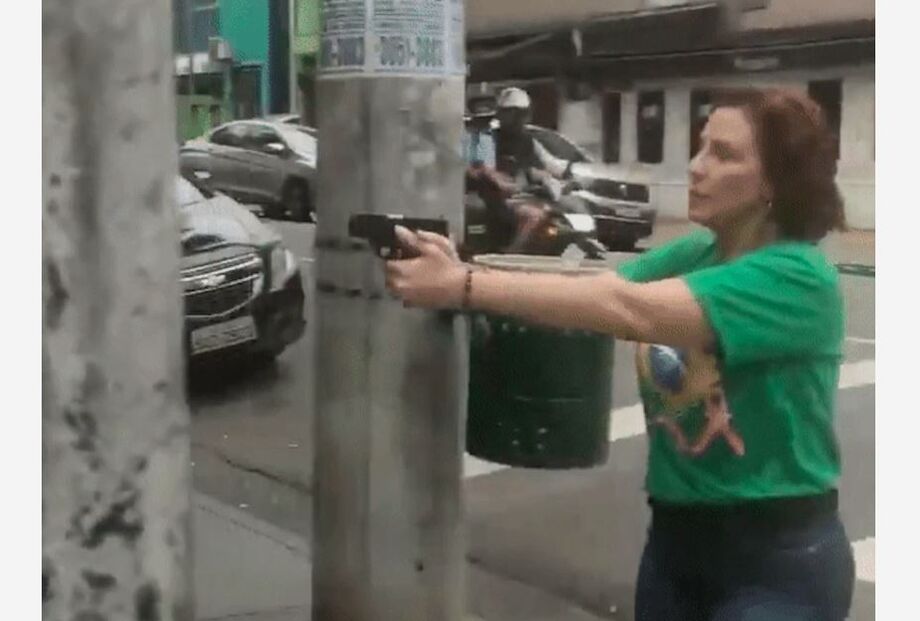 Carla Zambelli sacou arma e apontou para o jornalista
