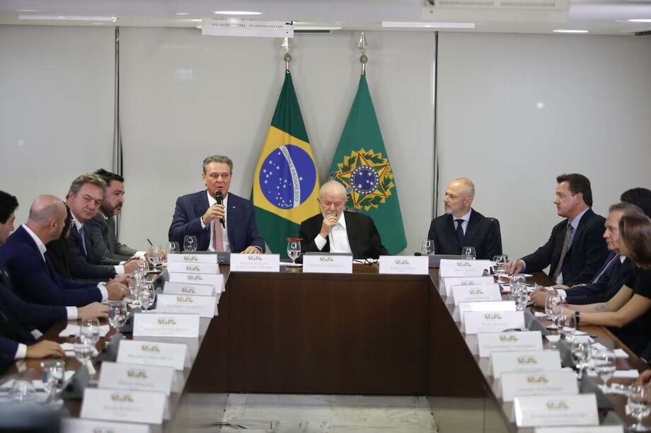 Lula se reuniu com os irmãos Batista nesta segunda-feira (27). Joesley é o primeiro da fila lateral da esquerda e Joesley o segundo da fila lateral da direita