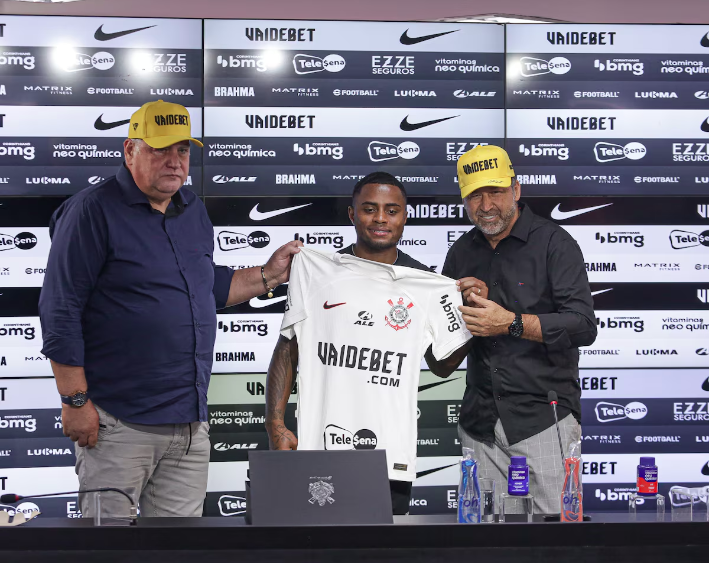 O agora ex-diretor de futebol Rubão, o lateral Diego Palacios e o presidente Augusto Melo exibindo a marca Vai de Bet