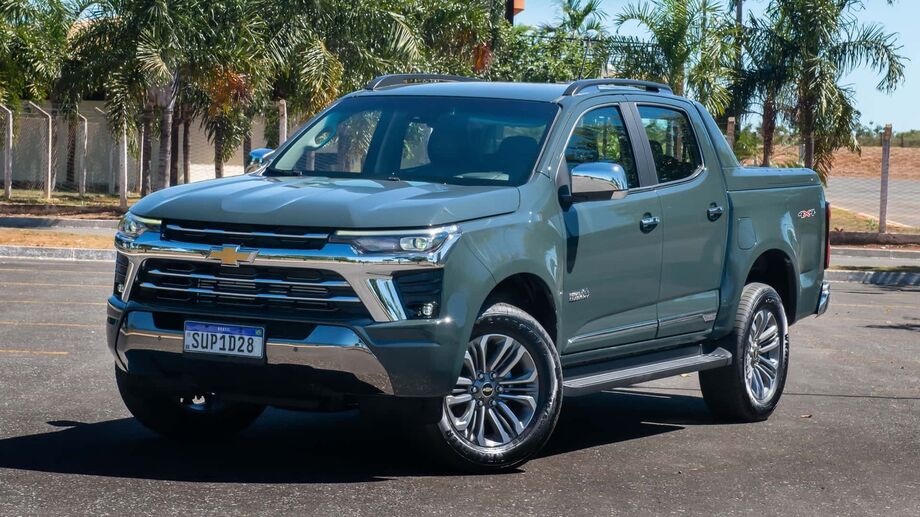 A Chevrolet S10 2025 possui um motor 2.8 turbodiesel atualizado, com novos pistões, injetores, turbo e coletores de escape e admissão, resultando em uma queima mais eficiente e limpa.