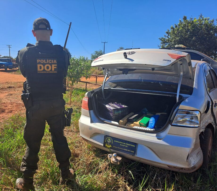 Veículo envolvido: A droga estava sendo transportada em um VW Voyage de cor prata