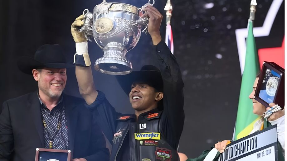 Cássio Dias Barbosa se sagrou campeão mundial de rodeio em touros da Professional Bull Riders (PBR).