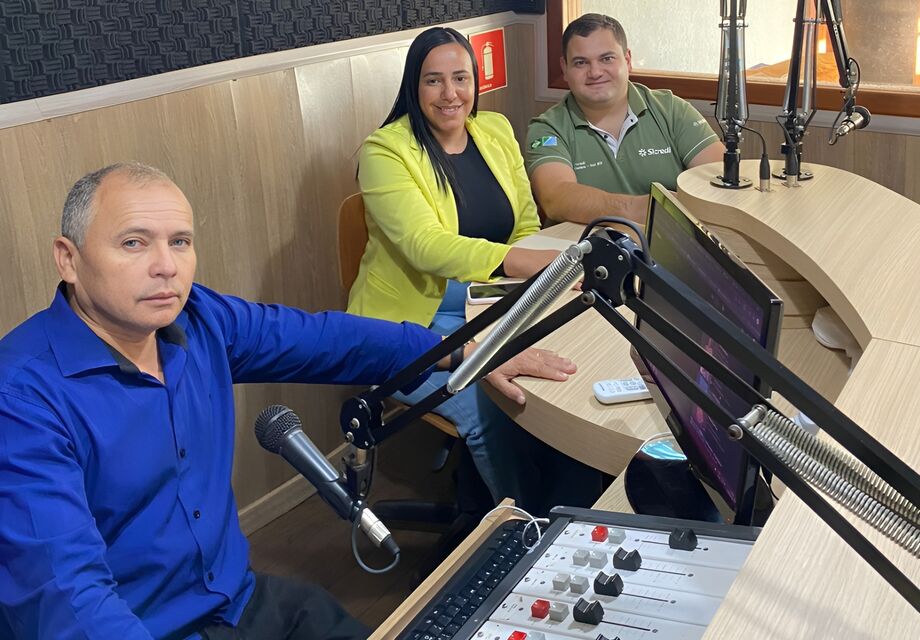 Nos estúdios da rádio Band FM Paranhos, o locutor Maurício Silva recebeu Elenir Barbosa e Marcos Borges para anunciar a nova campanha promocional Investe, Poupa e Ganha.