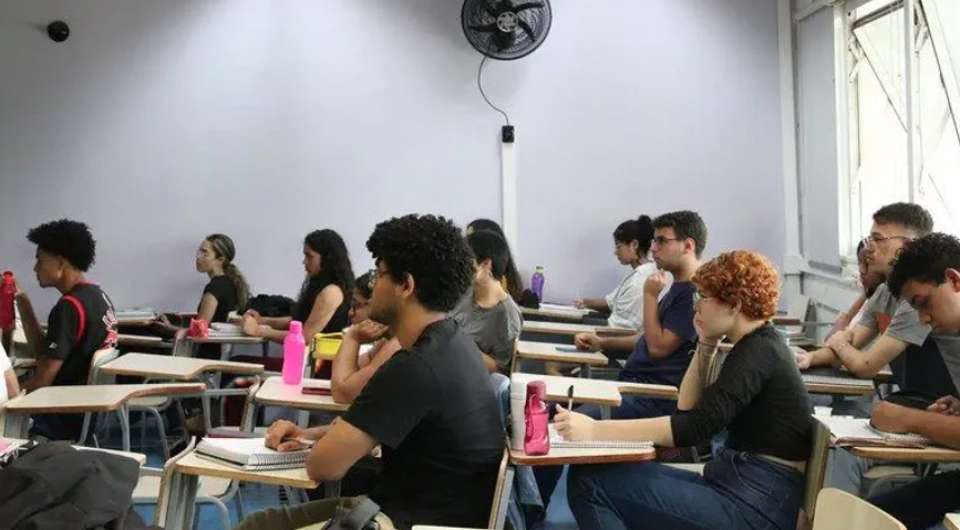 Governo adia Enem dos concursos