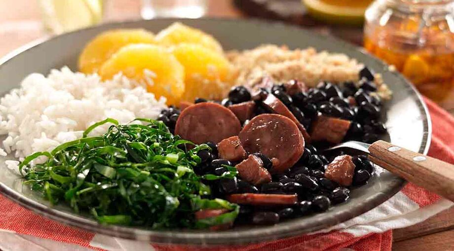 Feijoada tem raízes na Europa e representa a miscigenação brasileira