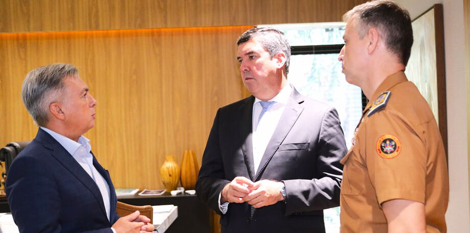 Governador Eduardo Riedel se reuniu com o secretário Antônio Carlos Videira e também com o comandante-geral do CBMMS