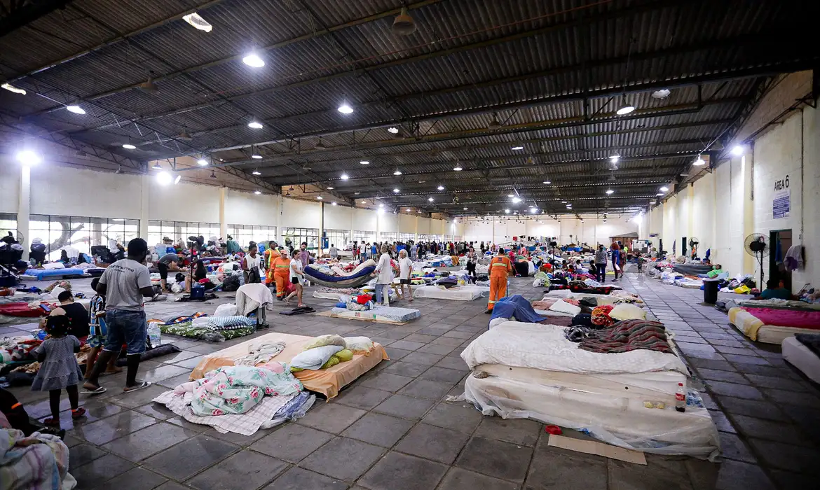 Devido às enchentes, foram estabelecidos vários abrigos temporários em todo o estado do Rio Grande do Sul para atender as necessidades das pessoas desalojadas.
