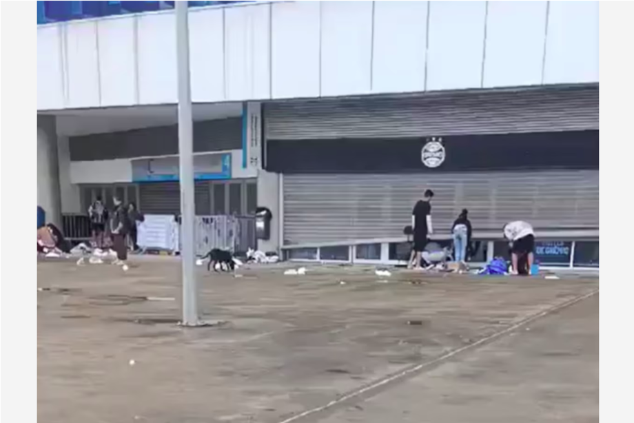 Arena do Grêmio foi saqueada na manhã deste domingo, em meio a desastre climático no RS.