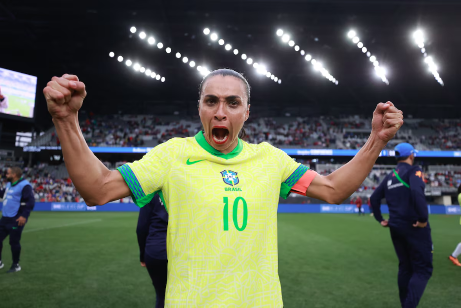 Marta celebra escolha do Brasil para país-sede da Copa do Mundo feminina de 2027.