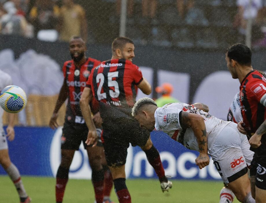 São Paulo aproveita expulsão no começo e supera o Vitória com dois de Luciano