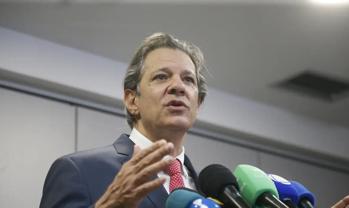 É preciso uma linha de crédito específica para reconstrução da casa das pessoas. A maioria não tem cobertura de seguro. Então, isso tudo vai ter que ser visto, disse o ministro.